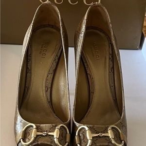Gucci women, color cold with gucci logo print , heel 3.1/2”, in gold platinum.